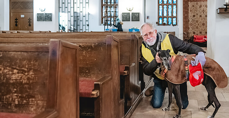 Hündin Chica ist jede Woche mit dabei und wartet dabei geduldig in der Kirche, bis es wieder nach Hause geht. Ihr Stammplatz ist bei ihrem Frauerl bei der Sozialberatung.