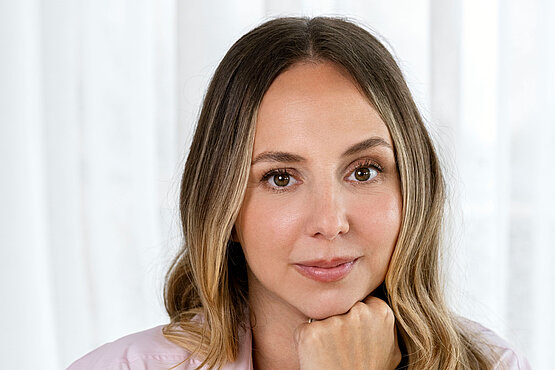 Sarah Cohen-Fantl arbeitet als Journalistin und Kriegsreporterin und lebt mit ihrer Familie in Israel.