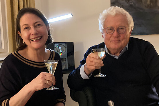 Freut sich immer über gutes Essen. Bei der Wilfried Seipel gab es eine Himbeer-Mohn-Torte und ein Glas Riesling.