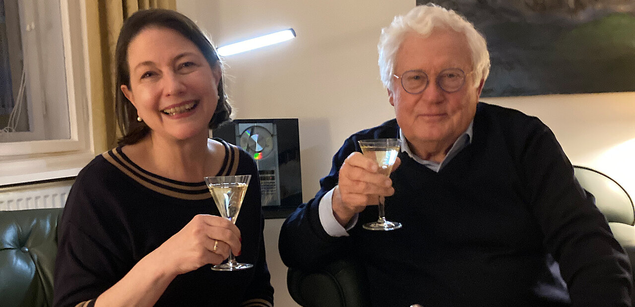 Freut sich immer über gutes Essen. Bei der Wilfried Seipel gab es eine Himbeer-Mohn-Torte und ein Glas Riesling.