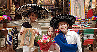 Kinder beim Maria Gardalupe-Fest im Wiener Stephansdom. 