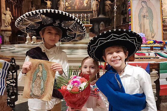 Kinder beim Maria Gardalupe-Fest im Wiener Stephansdom. 