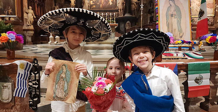 Kinder beim Maria Gardalupe-Fest im Wiener Stephansdom. 