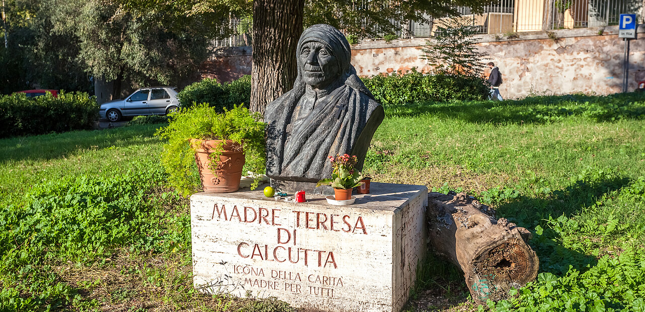 Unüberhörbare Frauenstimmen: Eine Statue von Mutter Teresa in Rom. Die Ordensfrau aus Kalkutta war  bekannt als „Mutter der Armen“. 