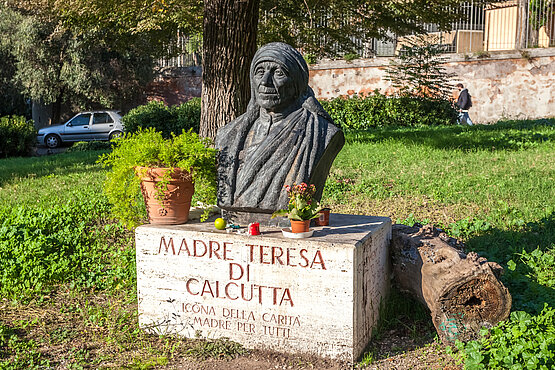 Unüberhörbare Frauenstimmen: Eine Statue von Mutter Teresa in Rom. Die Ordensfrau aus Kalkutta war  bekannt als „Mutter der Armen“. 