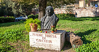 Unüberhörbare Frauenstimmen: Eine Statue von Mutter Teresa in Rom. Die Ordensfrau aus Kalkutta war  bekannt als „Mutter der Armen“. 