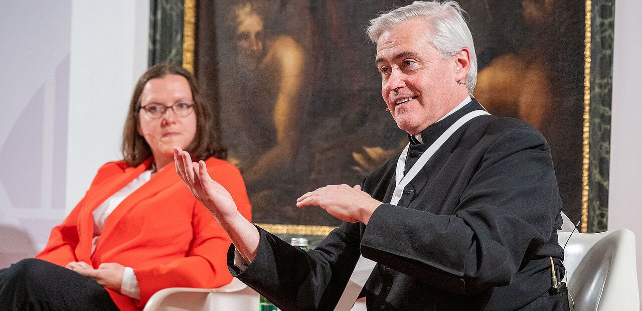 Die Würde des Menschen im Blick: Historikerin Manuela Mayer und Elias Carr.