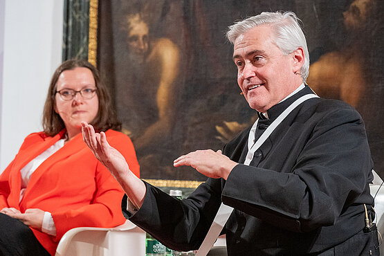 Die Würde des Menschen im Blick: Historikerin Manuela Mayer und Elias Carr.