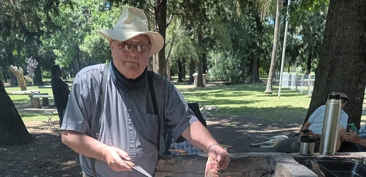 Hobbykoch: Zweimal in der Woche kocht Padre Bernardo in der Pfarre in Argentinien. Bei besonderen Anlässen gibt es Asado – die argentinischen Steaks.