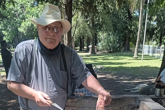 Hobbykoch: Zweimal in der Woche kocht Padre Bernardo in der Pfarre in Argentinien. Bei besonderen Anlässen gibt es Asado – die argentinischen Steaks.