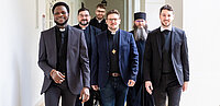 Das sind die neuen Priesterkandidaten. 