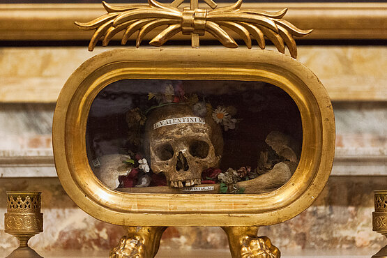 Heilige und ihre Verehrung: Der Schädel des heiligen Valentin ist eine der bekanntesten Reliquien – zu sehen ist sie in der Basilika Santa Maria in Cosmedin in Rom. 
