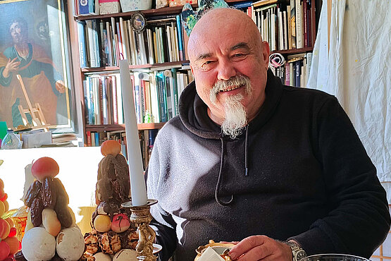 Geschichte ist keineswegs trocken – schon gar nicht bei Hannes Etzlstorfer, hier zwischen Büchern und barocken Köstlichkeiten.