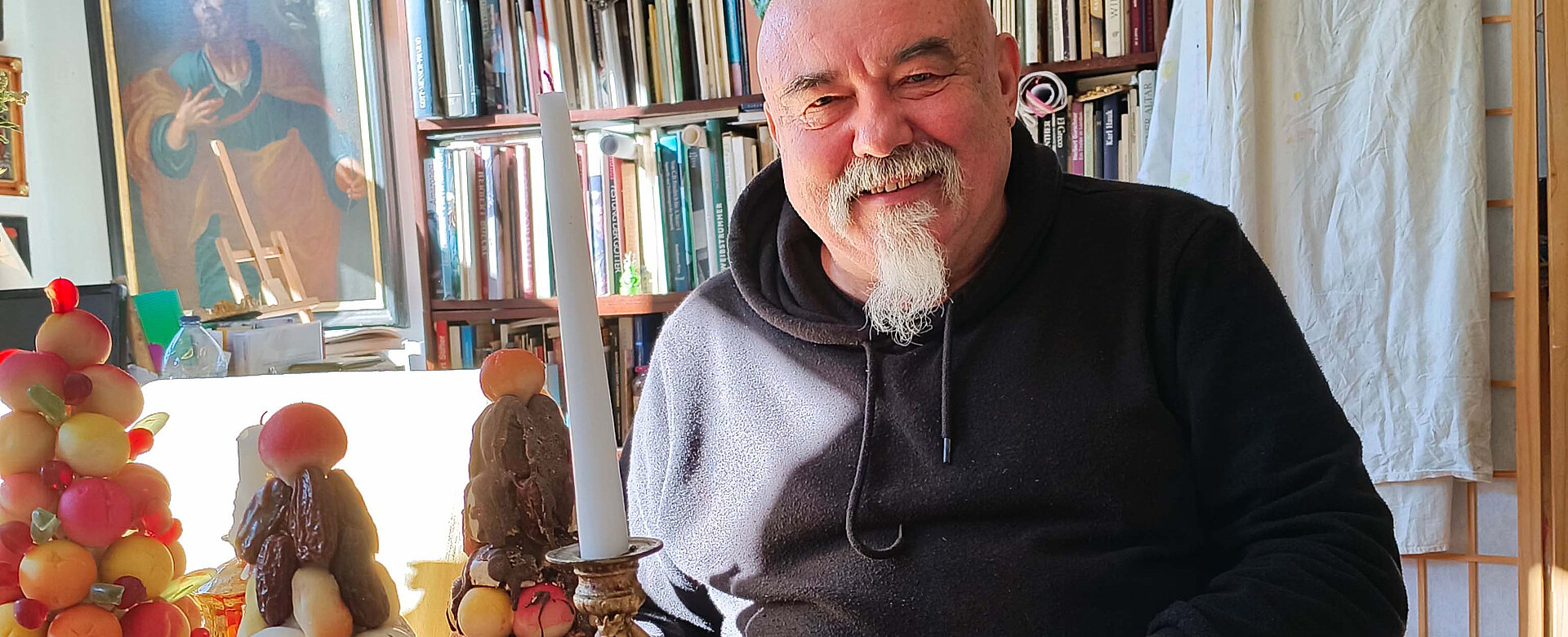 Geschichte ist keineswegs trocken – schon gar nicht bei Hannes Etzlstorfer, hier zwischen Büchern und barocken Köstlichkeiten.