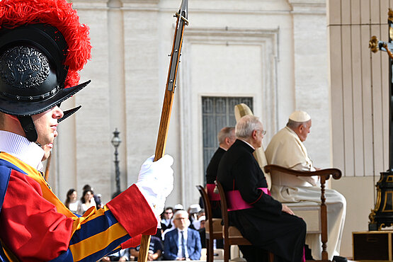 Generalaudienz von Papst Franziskus auf dem Petersplatz im Vatikan