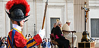 Generalaudienz von Papst Franziskus auf dem Petersplatz im Vatikan