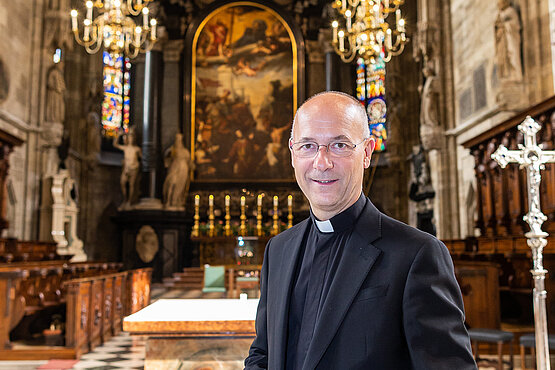 Dompfarrer Toni Faber vor dem Hauptaltar im Stephansdom