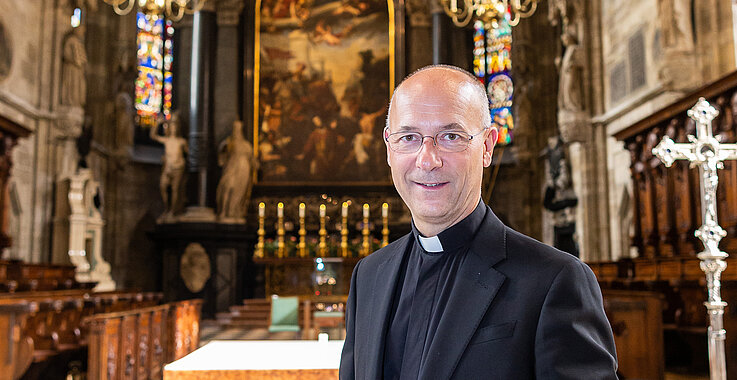 Dompfarrer Toni Faber vor dem Hauptaltar im Stephansdom