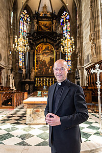 Dompfarrer Toni Faber vor dem Hauptaltar im Stephansdom