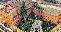 Der Campo Santo Teutonico, der deutsche Friedhof, liegt ein wenig versteckt neben dem Petersdom. 