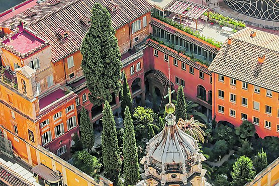 Der Campo Santo Teutonico, der deutsche Friedhof, liegt ein wenig versteckt neben dem Petersdom. 