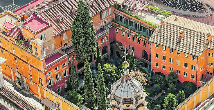 Der Campo Santo Teutonico, der deutsche Friedhof, liegt ein wenig versteckt neben dem Petersdom. 