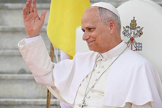 In seiner Lunge sei bei Kontrollen ein "Knoten" entdeckt worden, der auf Anraten der Ärzte entfernt werden solle, so der Papst. 