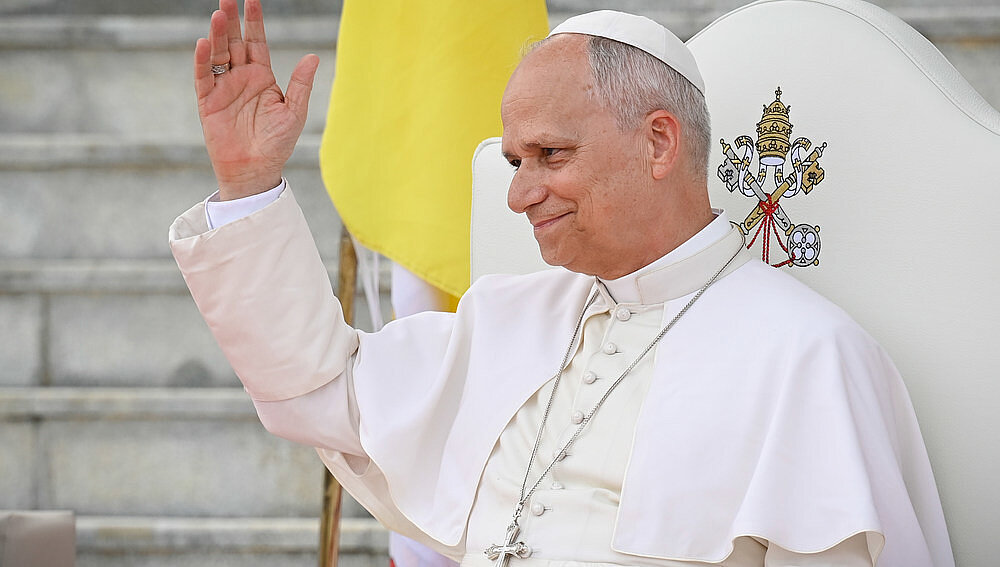 In seiner Lunge sei bei Kontrollen ein "Knoten" entdeckt worden, der auf Anraten der Ärzte entfernt werden solle, so der Papst. 