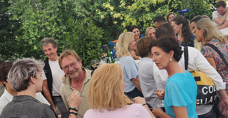 Bei einem Aperitif beginnt die erste Kontaktaufnahme. 