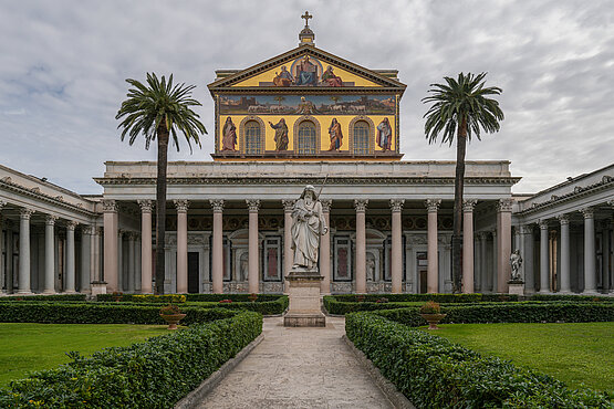In St. Paul vor den Mauern befindet sich eine der zahlreichen Heiligen Pforten in Rom. 