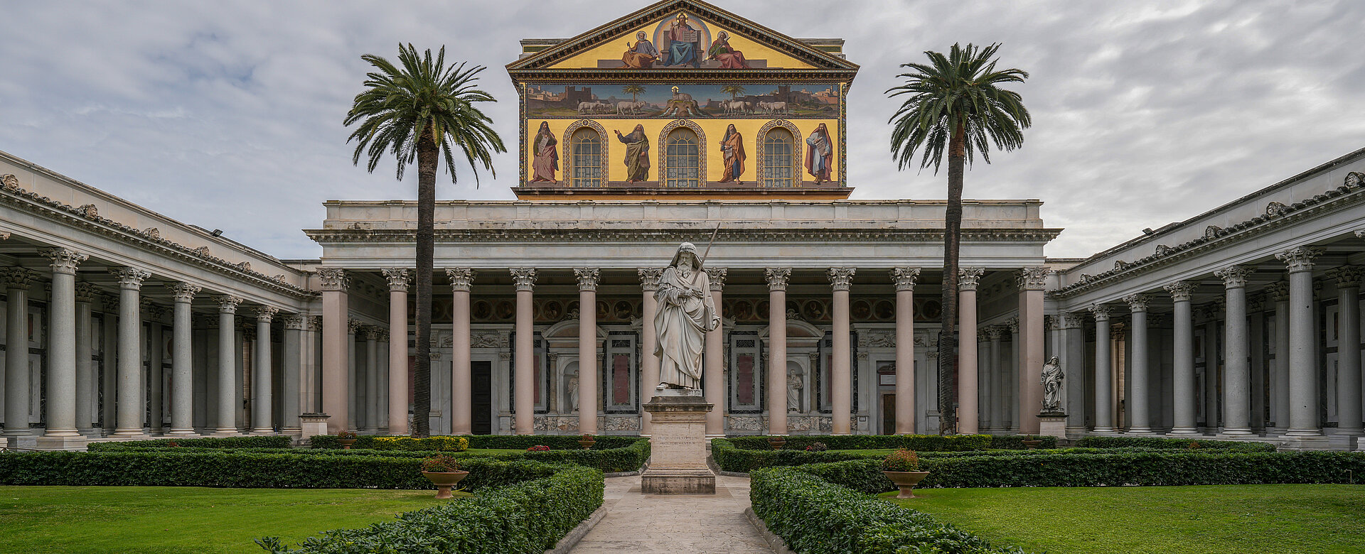 In St. Paul vor den Mauern befindet sich eine der zahlreichen Heiligen Pforten in Rom. 