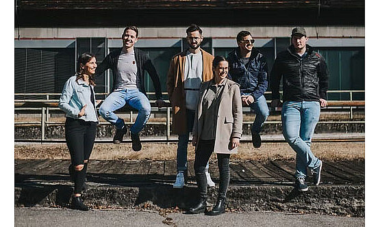 Die Band "Betont Worship": Auf dem Foto sind Luisa Koch (Gesang), Jonathan Kugler (Drums), Manuel Graf (Keys/Gesang), Miriam Graf (derzeit in Karenz), Thomas Dullnig (Bass) und Marco Zinner (E-Gitarre) zu sehen (von links nach rechts). Tina Gobald (Gesang), Jonas Tödtmann (Gitarre/Gesang) sind nicht auf dem Foto zu sehen. 