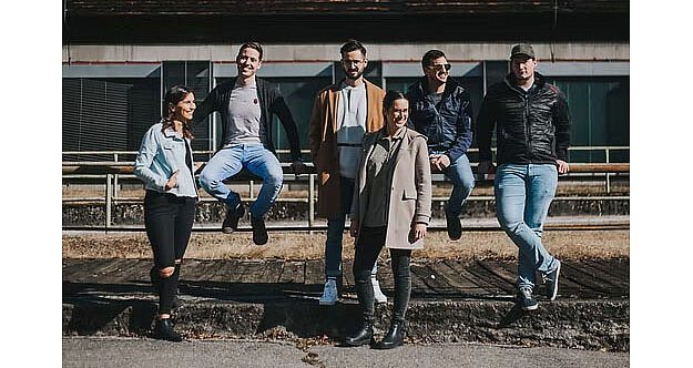 Die Band "Betont Worship": Auf dem Foto sind Luisa Koch (Gesang), Jonathan Kugler (Drums), Manuel Graf (Keys/Gesang), Miriam Graf (derzeit in Karenz), Thomas Dullnig (Bass) und Marco Zinner (E-Gitarre) zu sehen (von links nach rechts). Tina Gobald (Gesang), Jonas Tödtmann (Gitarre/Gesang) sind nicht auf dem Foto zu sehen. 