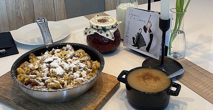 Kaiserschmarrn und Apfelmus auf einem Tisch