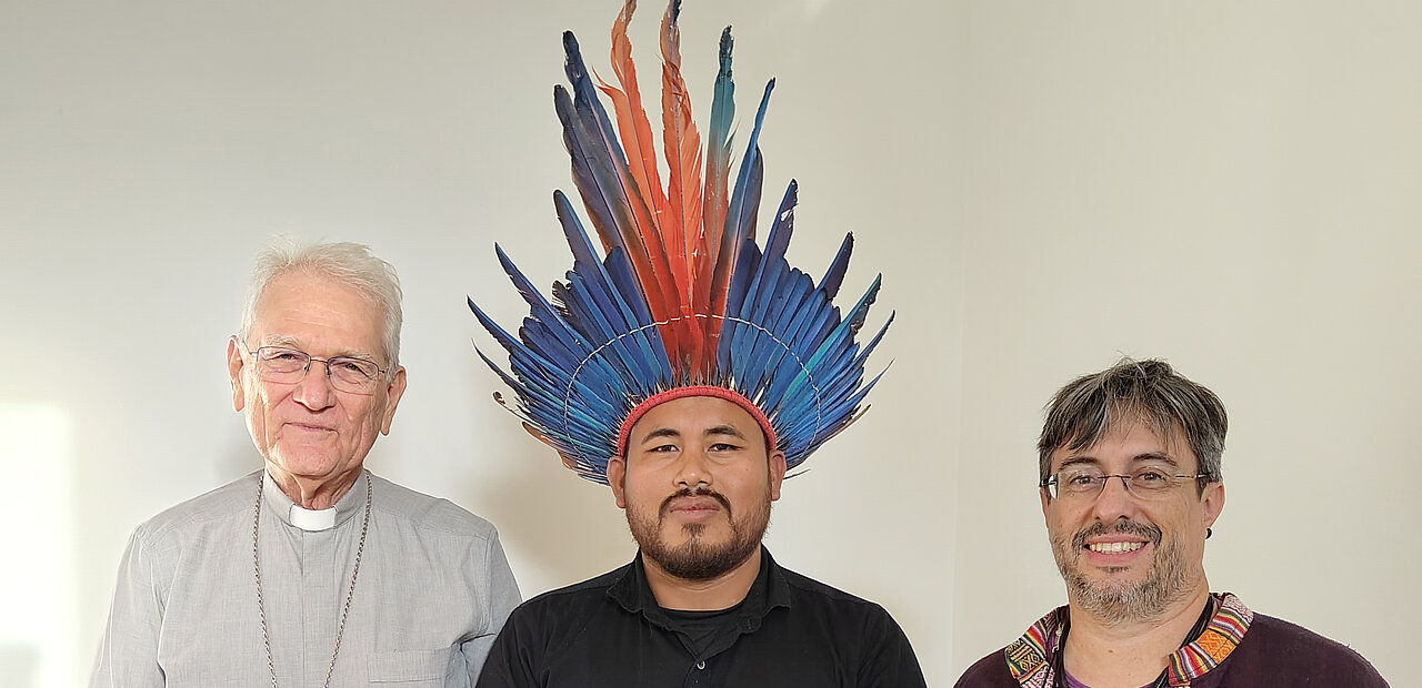 Gegen Die Vertreibung von Indigenen kämpfen Kardinal Leonardo Steiner, Marcley Pataxó vom Volk der Pataxó und Generalsekretär von CIMI, Luis Ventura Fernández. 