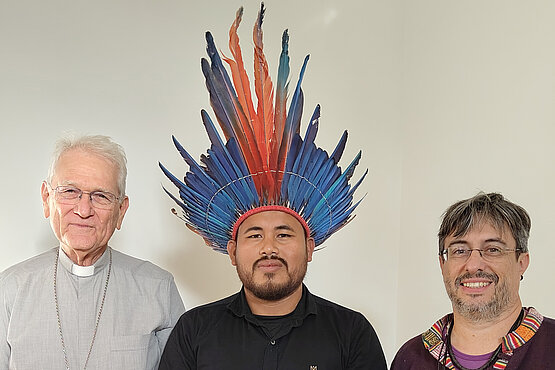 Gegen Die Vertreibung von Indigenen kämpfen Kardinal Leonardo Steiner, Marcley Pataxó vom Volk der Pataxó und Generalsekretär von CIMI, Luis Ventura Fernández. 