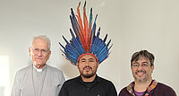 Gegen Die Vertreibung von Indigenen kämpfen Kardinal Leonardo Steiner, Marcley Pataxó vom Volk der Pataxó und Generalsekretär von CIMI, Luis Ventura Fernández. 