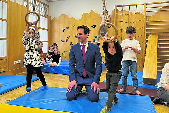 Erste Amtshandlung: Direkt im Anschluss an die Angelobung der neuen Regierung am  3. März setzte der neue Bildungsminister Christoph Wiederkehr (NEOS) ein klares Zeichen für die frühkindliche Bildung und besuchte den Kindergarten Judenplatz der Sankt-Nikolausstiftung (Wien 1). Damit unterstrich er die hohe Wertschätzung für die Elementarpädagogik und machte deutlich, dass ihre Stärkung eine zentrale Rolle im neuen Regierungsprogramm spielt.