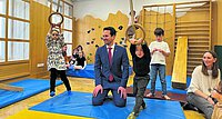 Erste Amtshandlung: Direkt im Anschluss an die Angelobung der neuen Regierung am  3. März setzte der neue Bildungsminister Christoph Wiederkehr (NEOS) ein klares Zeichen für die frühkindliche Bildung und besuchte den Kindergarten Judenplatz der Sankt-Nikolausstiftung (Wien 1). Damit unterstrich er die hohe Wertschätzung für die Elementarpädagogik und machte deutlich, dass ihre Stärkung eine zentrale Rolle im neuen Regierungsprogramm spielt.