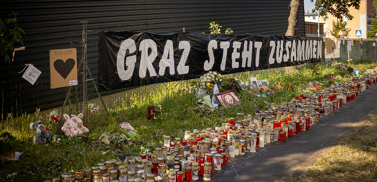 Gedenkstrasse beim BORG Dreierschützengasse nach dem Amoklauf an einer Grazer Schule.