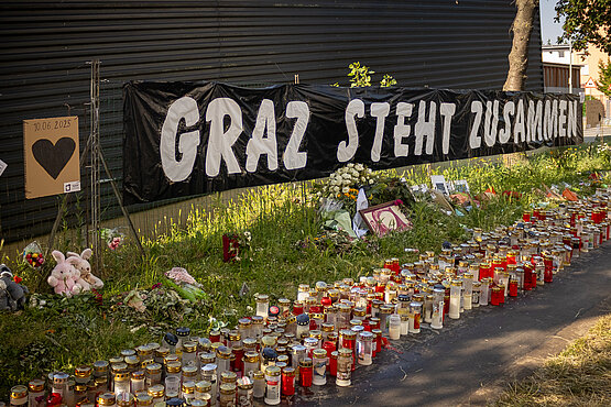 Gedenkstrasse beim BORG Dreierschützengasse nach dem Amoklauf an einer Grazer Schule. 