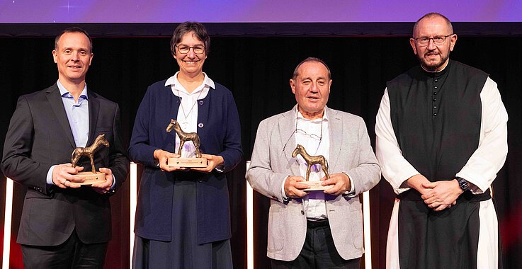 Bei der Gala vergab Pater Karl Wallner (rechts außen) einen EMIL an Michael Cech, Hanni Denifl und Hans Rauscher (von links).