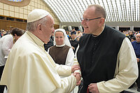 Pater Wallner mit Papst Franziskus im Vatikan
