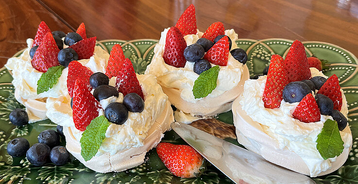 Süßspeise namens Pavlova mit Erdbeeren