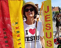 Teresa Sepin macht Werbung für Jesus und Gott