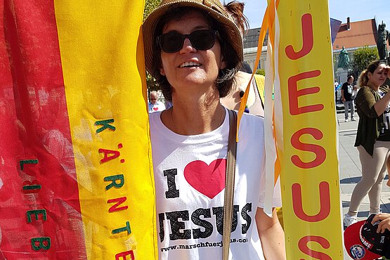 Teresa Sepin macht Werbung für Jesus und Gott