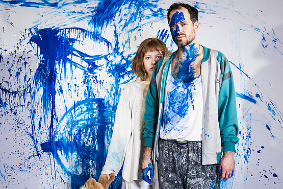 Das Theaterstück "Azur oder die Farbe von Wasser" bespricht das Thema des sexuellen Missbrauchs in der Kirche. 