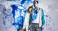 Das Theaterstück "Azur oder die Farbe von Wasser" bespricht das Thema des sexuellen Missbrauchs in der Kirche. 