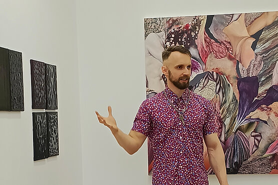 Kurator und Künstler Michal Rutz im Queer Museum Wien. 