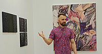 Kurator und Künstler Michal Rutz im Queer Museum Wien. 